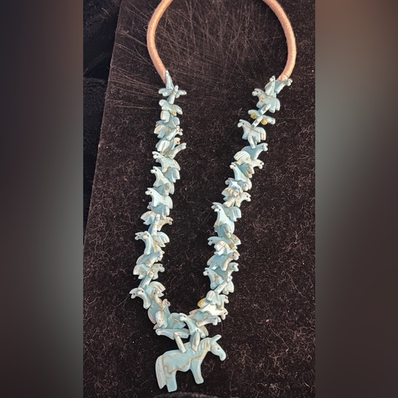 🔥SALE🔥Vintage Zuni-Style Fetish Necklace | Hand
Carved Horses. Southwest Fashion - Picture 4 of 5